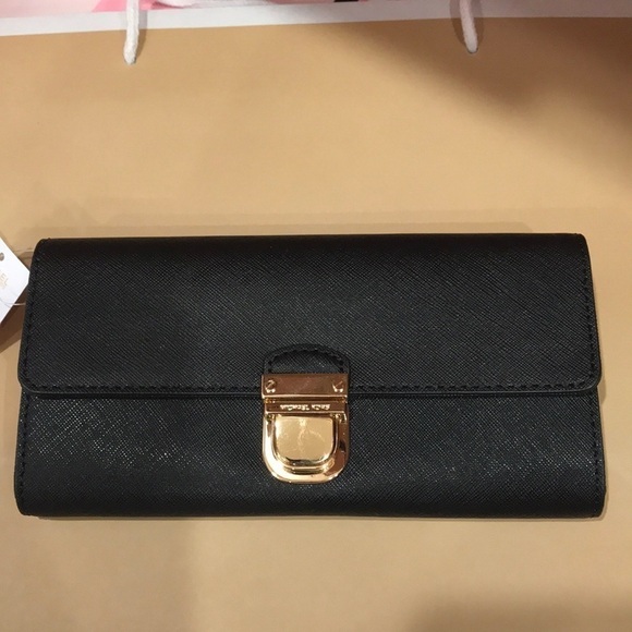 🔥 ON SALE 🔥 💖 Michael Kors Flap Wallet Bridgette 💖 MK - Picture 1 of 6